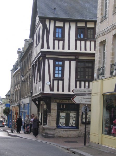 Arromanches Bayeux Caen (11)